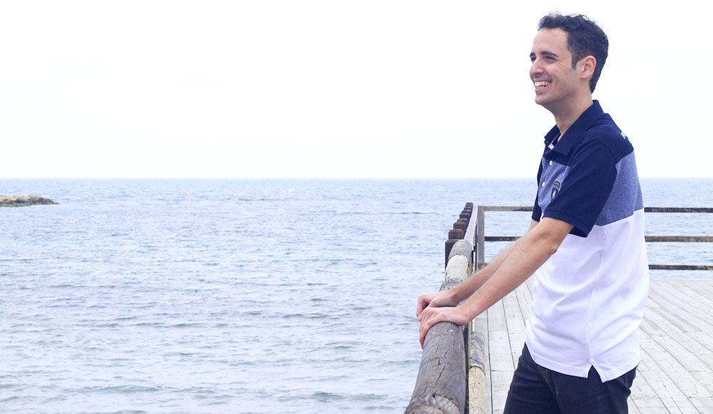 Gonzalo Barrio junto al mar